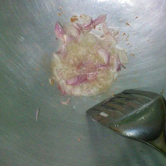 Tumis bawang merah hingga layu dan harum.
