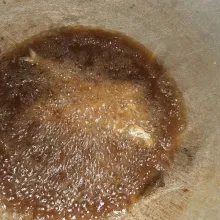 Goreng ikan hingga berwarna kecokelatan.