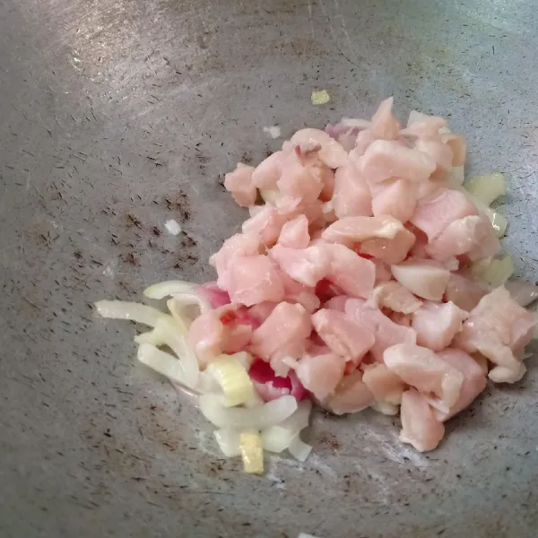 Tumis bawang merah dan bawang putih geprek hingga harum, kemudian masukkan ayam cincang, masak hingga ayam matang.