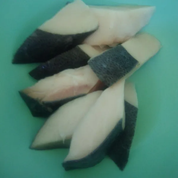 Cuci bersih ikan gindara fillet, potong menjadi 4 bagian.