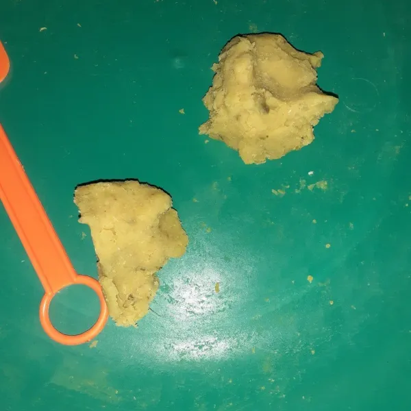 Kupas ubi rebus, lalu haluskan dengan tangan.