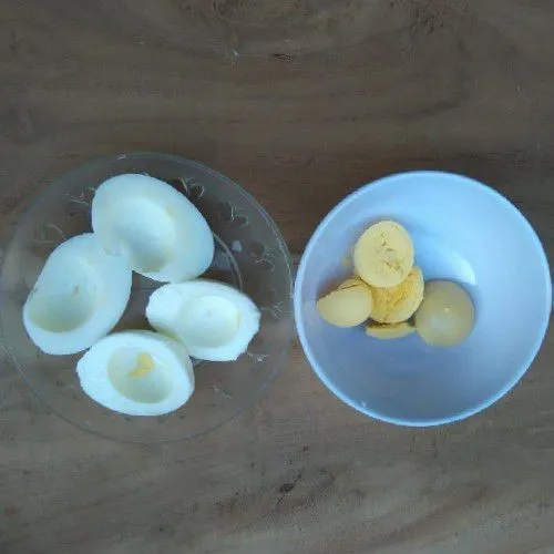 Kupas telur rebus, belah menjadi dua. Pisahkan kuning telur dan putih telurnya.
