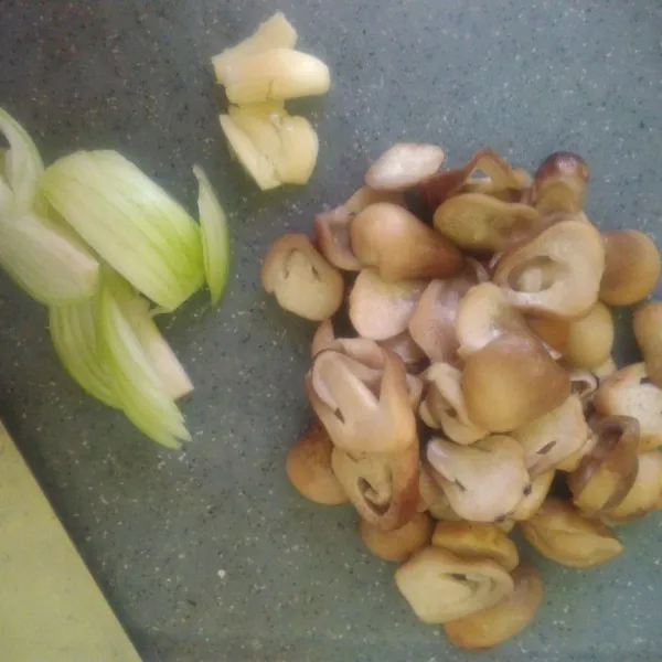 Siapkan semua bahan, geprek bawang putih, potong-potong jamur dan bawang bombay.