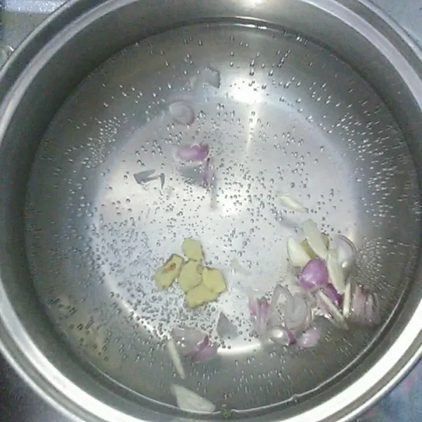 Rebus air sampai mendidih,masukkan bawang merah, bawang putih, dan kunci.