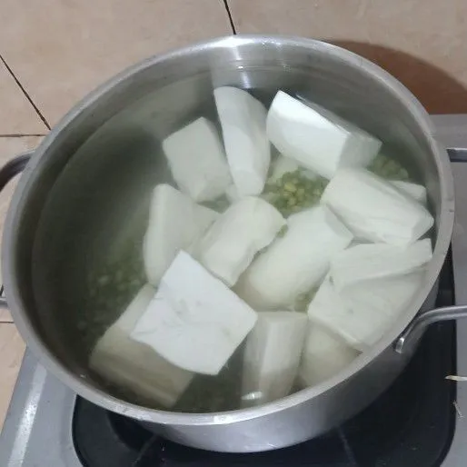 Rebus singkong dan kacang hijau secara bersamaan.