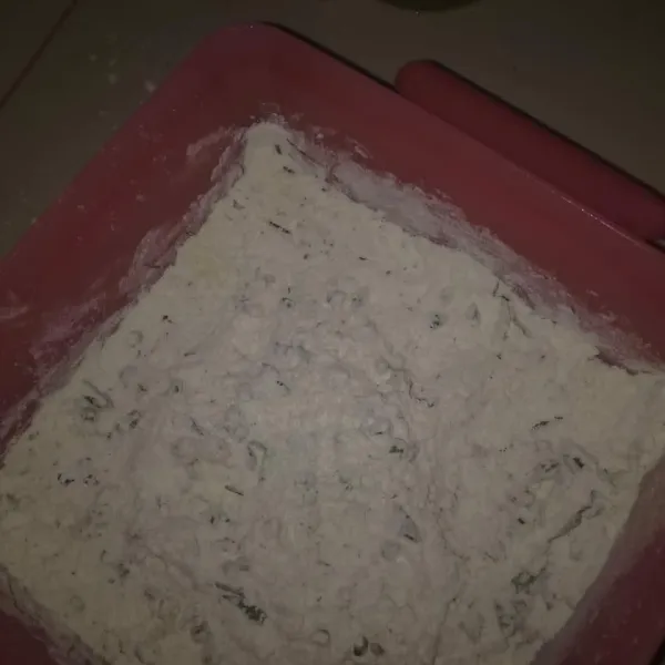 Masukkan ketumbar bubuk, garam, penyedap rasa, daun bawang, dan seledri yang sudah di iris tipis ke dalam tepung terigu, aduk hingga tercampur merata. Cicipi apakah rasa sudah pas atau belum.