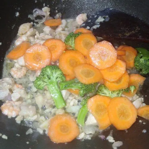Masukkan air, wortel dan brokoli. Masak hingga mendidih.