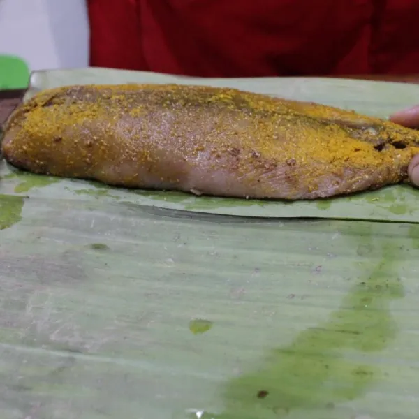Letakkan ikan diatas daun pisang, kemudian alasi dengan aluminium foil.