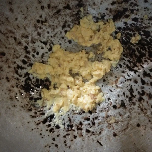 Masukkan telur ke dalam tumisan bawang, orak-arik.