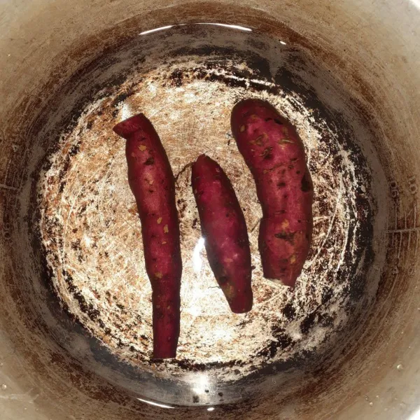 Panaskan air, rebus ubi hingga lembut.