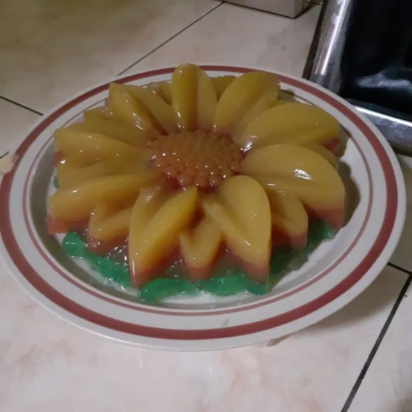 Jika sudah mengeras, keluarkan puding dari cetakan dan sajikan. Masukkan puding ke dalam kulkas jika ingin menikmati puding dengan rasa dingin.