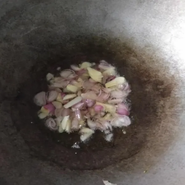 Panaskan minyak, tumis irisan bawang merah, dan bawang putih hingga harum.