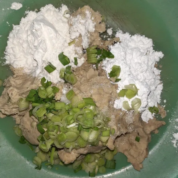 Tambahkan daun bawang.