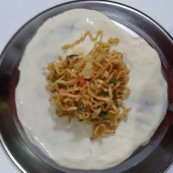 Isi dengan mie goreng.