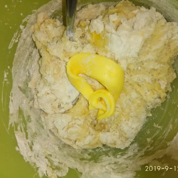 Setelah setengah kalis masukkan mentega dan garam, campur hingga kalis.