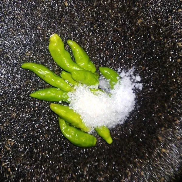 Haluskan bahan sambal lalu siram minyak panas.