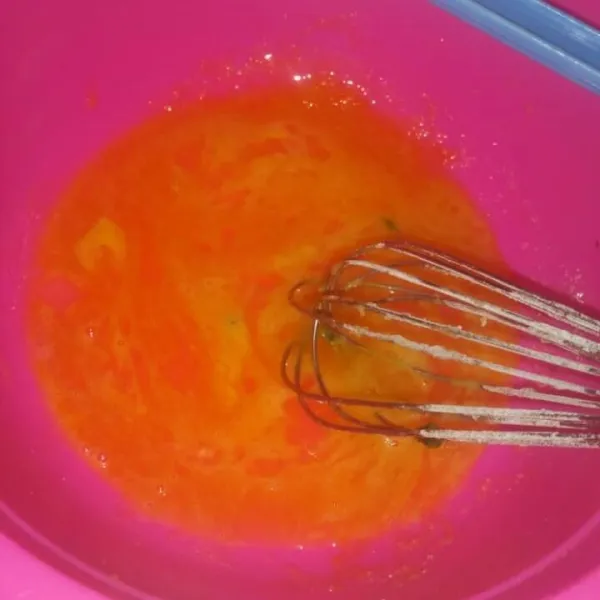 Siapkan wadah kemudian kocok menggunakan whisk gula dan telur sampai gula larut.