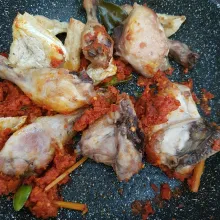 Setelah bumbu matang, masukkan ayam dan tahu, aduk rata.