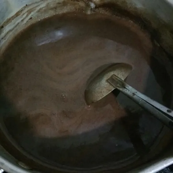 Masak nutrijell coklat, air dan gula pasir sambil di aduk-aduk hingga mendidih. Biarkan uap panasnya hilang.