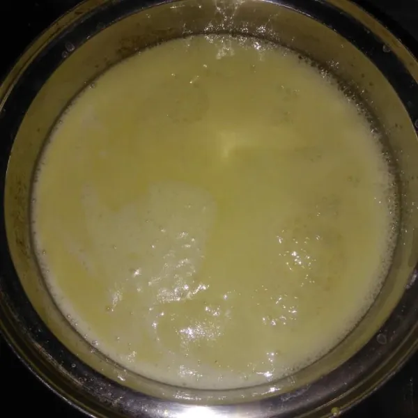Setelah mendidih masukkan kocokan kuning telur, aduk hingga rata, masak lagi hingga mendidih.
