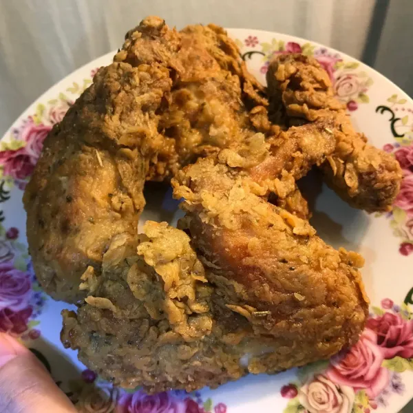 Fried chicken rosemary siap dinikmati.