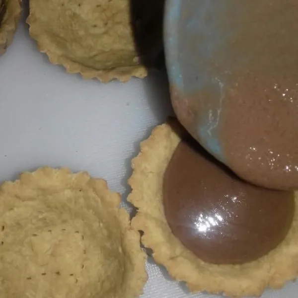 Tuang adonan puding ke dalam pie. Dinginkan hingga set lalu sajikan.