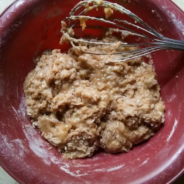 Pindahkan campuran pisang ke baskom, lalu masukkan tepung terigu, energen coklat, baking powder, baking soda, dan garam. Aduk cepat asal rata saja.