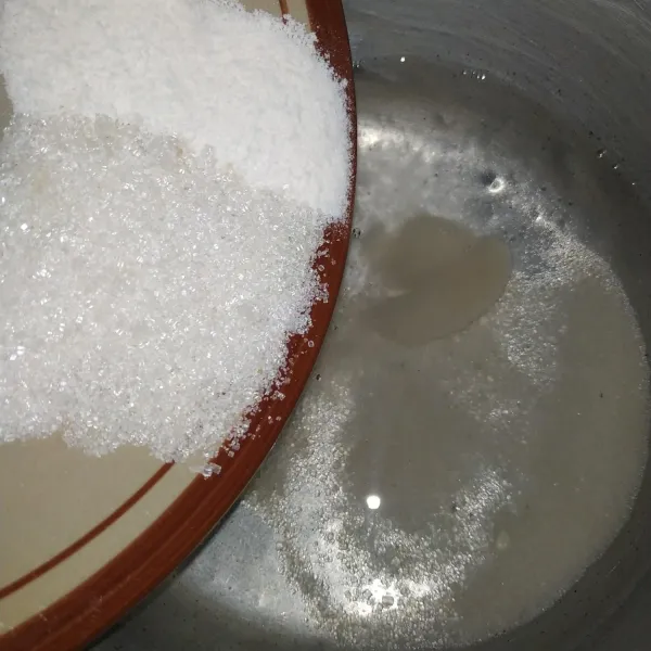 Masukkan gula pasir dan agar-agar putih, kemudian aduk rata.