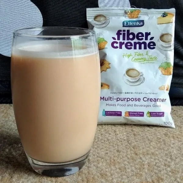 Untuk membuat milk tea, siapkan teh kotak, tuang dalam gelas. Campurkan fibercrem dan  kental manis. Sesuaikan rasa.