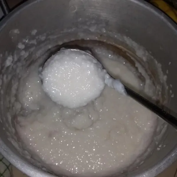 Cuci dan rendam beras selama 2 jam. Tambahkan sedikit minyak goreng pada air rendaman agar cepat empuk. Siapkan panci lalu masukkan semua bahan bubur. Masak hingga air menyusut, aduk hingga mengental.