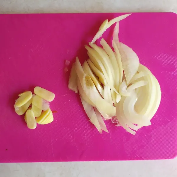 Kupas, cuci lalu iris tipis bawang putih dan bawang bombay.