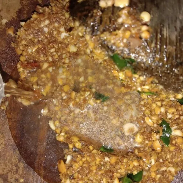 Lalu tambahkan air dan kecap manis, ulek hingga halus hingga tercampur rata.