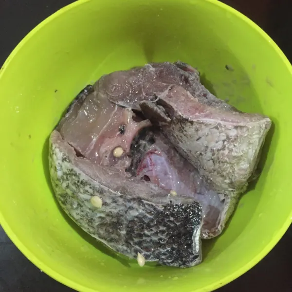 Cuci ikan, lalu baluri dengan jeruk nipis.
