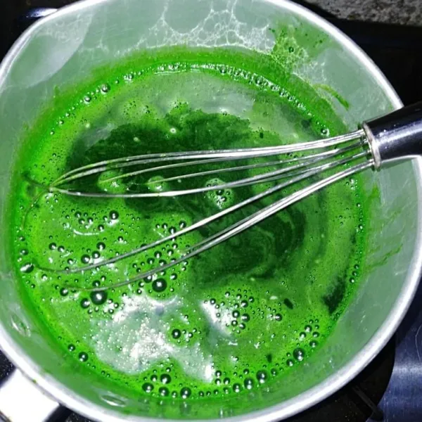 Tambahkan pasta greentea, aduk hingga mendidih.