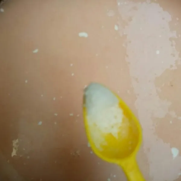 Tambahkan air dan santan, aduk rata kembali lalu tambahkan garam.