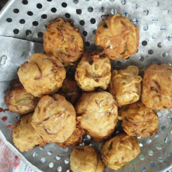 Goreng dalam minyak penuh dengan api sedang, angkat dan tiriskan jika sudah berwarna kecoklatan.