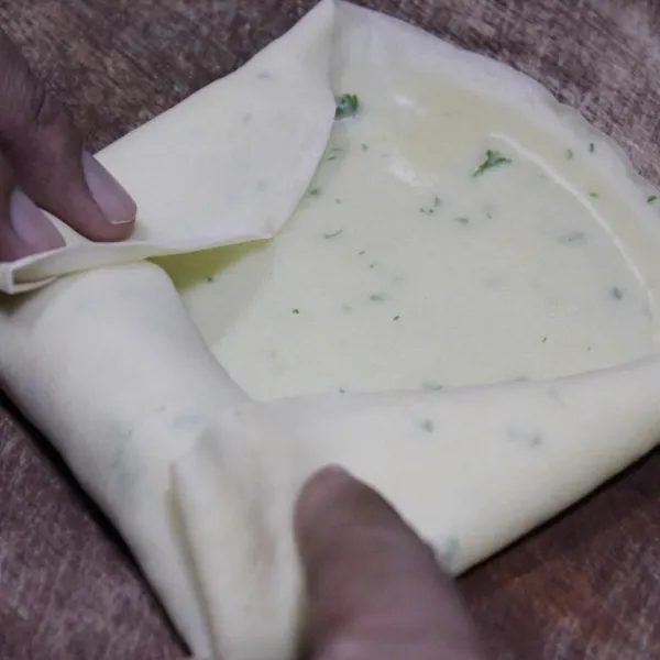 Gulung kulit seperti menggulung lumpia, lakukan sampai selesai. Sisihkan.