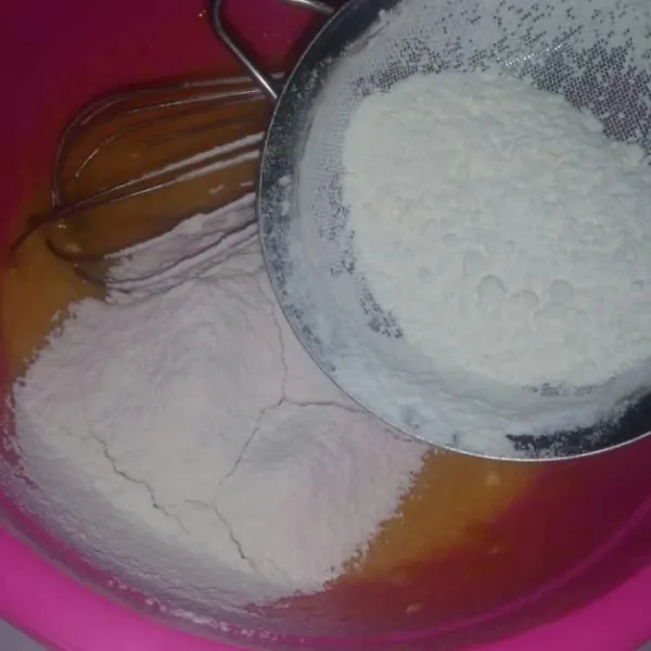 Campur tepung terigu dan baking powder sambil di ayak, masukkan pada wadah adonan, aduk rata.