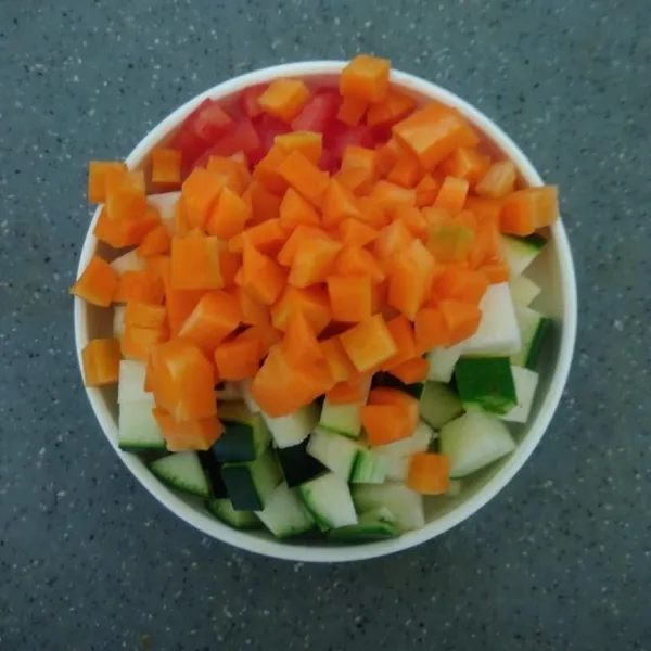 Potong dadu zucchini, wortel, dan tomat, sisihkan terlebih dahulu.