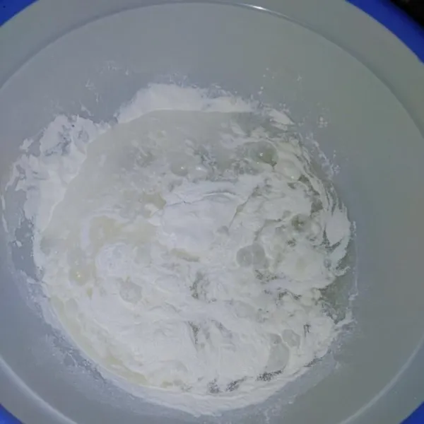Mixer tepung es krim bersama air es hingga mengembang dan softpeak.
