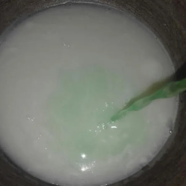 Campur cairan puding hijau ke dalam sisa adonan puding susu.