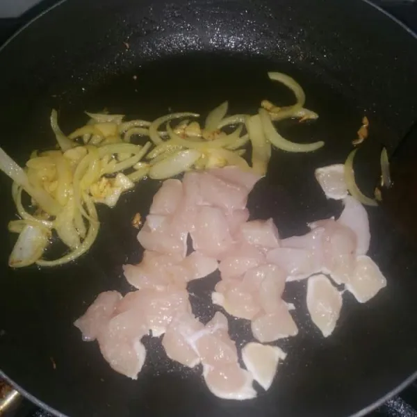 Lelehkan margarin, tumis bawang bombay dan bawang putih sampai harum lalu masukkan daging ayam, aduk rata sampai daging berubah warna.
