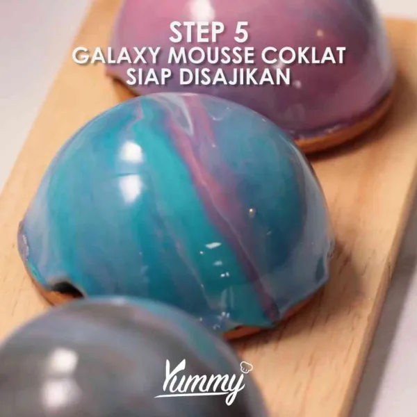Galaxy Mousse Coklat siap untuk disajikan dengan biskuit marie sebagai alas cake.