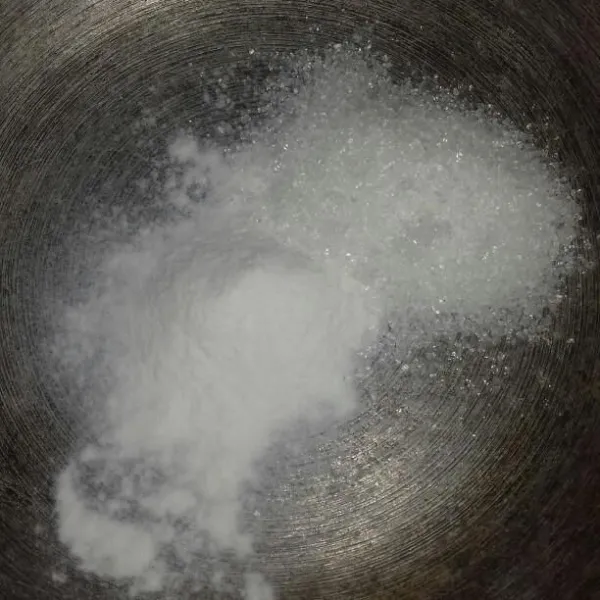Campur agar-agar bening dan gula.