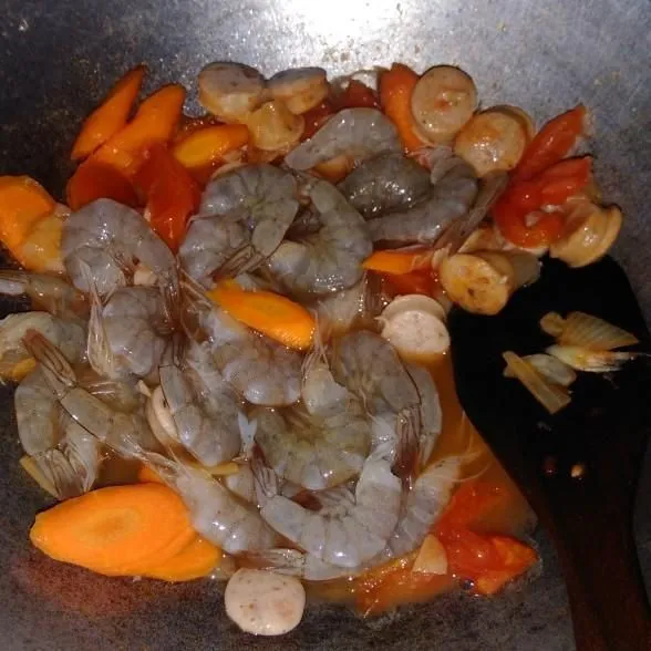 Masukkan juga udang dan air matang, masak sampai matang.