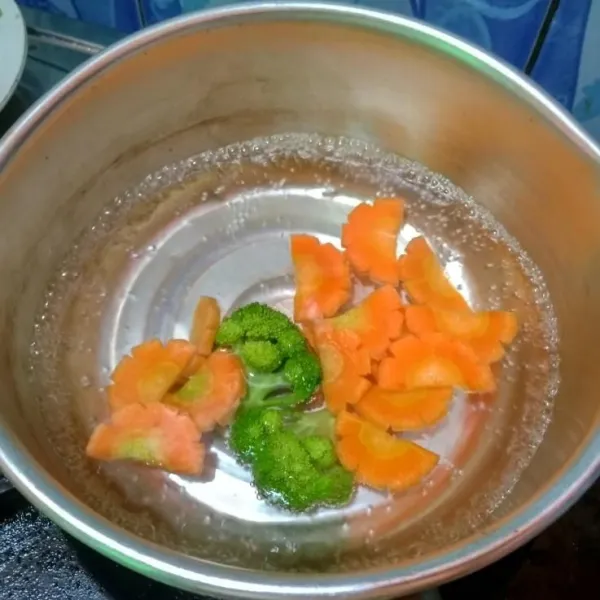 Rebus sayur wortel dan brokoli.