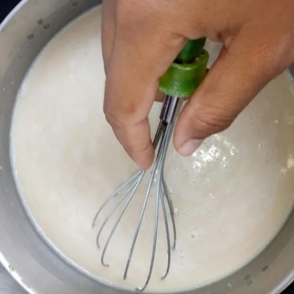 Nyalakan api, kemudian aduk terus sampai mendidih.