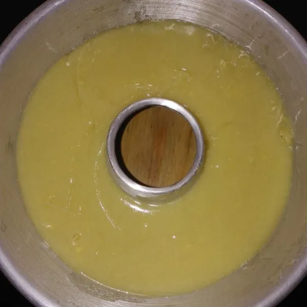 Setelah uap panas hilang, tuang lapisan kuning diatas lapis bening perlahan-lahan saja menggunakan centong sayur, biarkan set atau setengah set.