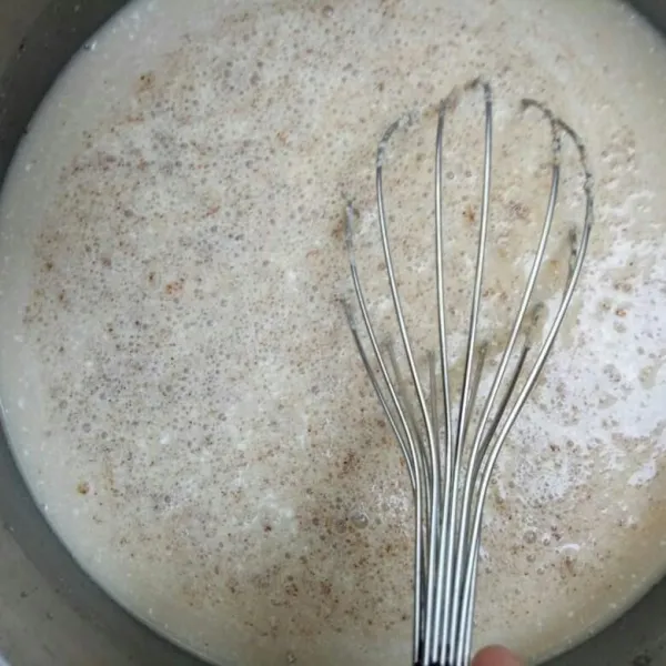 Tambahkan air dan santan, kemudian aduk rata kembali hingga gula dan kopi larut.