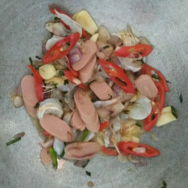 Masukkan udang dan sosis, masak sampai udang berubah warna.